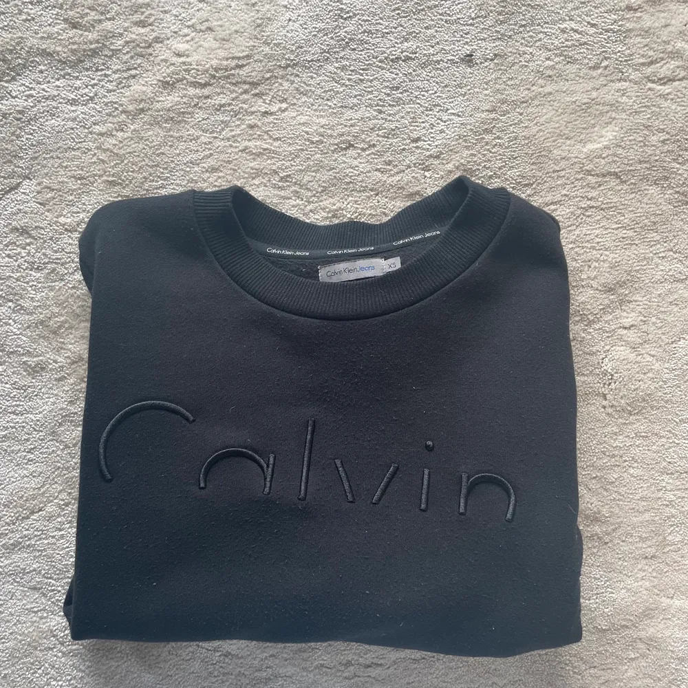 En jättefin och skön sweatshirt från Calvin Klein. Är i bra skick!! Storlek xs💓 300kr+frakt🥰. Tröjor & Koftor.