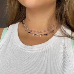 Pärlhalsband  - 💕Handgjorda pärlhalsband i blommönster och blandat mönster. Båda är justerbara, korta och av glaspärlor. Den ena har små blad av metall samt ett par plastpärlor. 💕 Halsbandet med blommor kostar 55kr 🌸 och det med blad kostar 65kr 🌸 Frakt 12 kr 💕