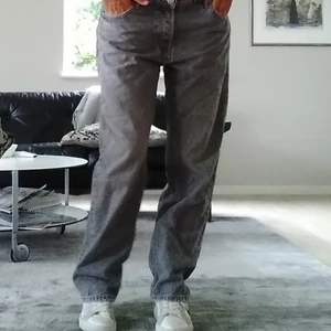 Grå lowwaisted jeans - As najs gråa lowwaisted jeans som är köpta på Zara⚡ tyvärr en aning stora i midjan för mig då det är storlek 42. Jag har i vanliga fall 36-38 i jeans men köpte dessa i en större storlek för att de skulle sitta baggy. Köpte de för 399 kr och säljer de nu för 250 kr. Buda i kommentarerna🥰