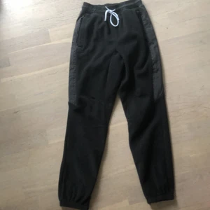 Adidas mjukisbyxor - Oanvända Adidas mjukisbyxor i fleece. Superskönt material. Storlek:XS. Nypris: ca 800kr