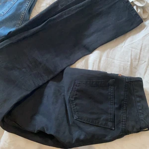 Levis stl 27 W 34 L - Svarta raka jeans från Levi’s.
