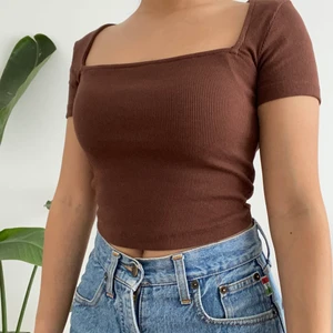 Topp - Mörkbrun topp från Bikbok! Jag har använt den en gång så den är i nyskick😍 frakten ingår i priset🤎