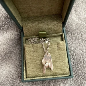 Maria Nilsdotter - Heej söker detta halsband från Maria Nilsdotter (silver). Antingen handen som gör rocktecknet eller peacetecknet på sista bilden. Hör av er om ni är intresserad av att sälja❤️ 