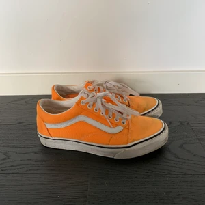 Old school vans  - Old school vans i storlek 39. I fint skick men lite smutsiga. Inte använda mer än 5 gånger. Köparen står för frakten. Nypris 650kr