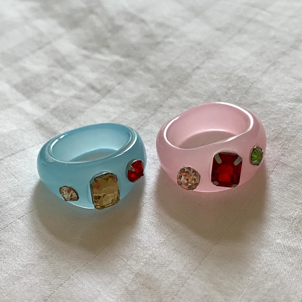 Säljer mina supersöta ringar som jag köpt på plick! Rosa är helt oanvänd och den blåa är använd 1 gång💘  Köp 1 för 30kr eller båda två för 50kr (+frakt). Accessoarer.