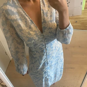 Lång klänning  - Klänning från Gina. HELT SLUTSÅLD. storlek 34. 230kr + frakt. Ordinarie pris 500kr. Om många är intresserade blir de budgivning 