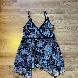 Mesh linne - Jättefint mesh linne med blommor på! Frakt tillkommer💘