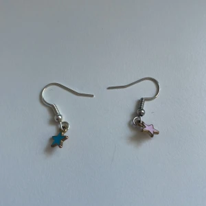 Örhängen stjärnor! - Örhängen stjärnor! Du kommer att få ett inte andvänt par storlek one SIZE 15kr har okså röd svart och vit 