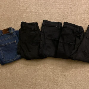 Jeans  - 5 par jeans vissa är i nyare sick och andra i mer använt sick, om ni vill ha bilder på får ni skriva de så löser jag de 🥰 säljer på grund av att jag inte använder dem, man kan få paket pris vid köp av flera💜 blandade storlekar men de flesta är xs men dem är väldigt stretchiga och formar sig efter kroppen🥰 köparen står för frakt 📦 jag ansvarar inte för postens slarv 