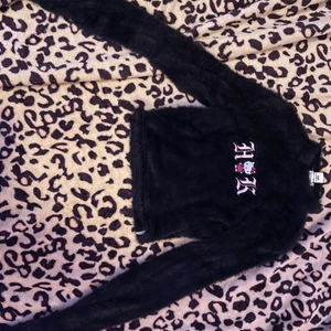 Hello kitty - Köpt på plick men är ifrån bershka. Storlek S. Fluffig o svart med hello Kitty tryck! Inga defekter. Endast testad. 
