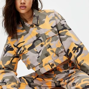 Kamouflage jeans jacka  - Hej! Säljer denna kamouflage mönstrade jeans jackan från Pull&bear i storlek M, passar även S. Har använt den Max 2-3 gånger tyvärr, säljer den för endast 70kr då jag aldrig använder den! ❤️ Skriv för fler frågor eller bilder 🥰