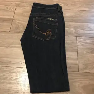Mörka jeans från KappAhl i strl 170. Använda ett par gånger. Köparen står för eventuell frakt. 