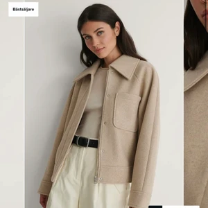 Nakd jacka  - Populär beige jacka från nakd. Helt ny med lappar kvar! Samma jacka som den mörkblå, där ni även ser passformen. Storlek 34, men passar både mindre och större beroende på passform. Nypris 599. Har för tillfället inga egna bilder med den på! 💖 köparen står för frakten. 