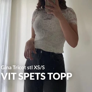 Spets topp  - Jättefin vit spets topp från Gina Tricot, stl XS(tycker dock den sitter mer som en S). Nypris 300kr. Köpt förra sommaren men kom knappt till användning. Toppen är i nyskick, endast testad, aldrig använd. Obs, ryggen är öppen.  Frakt tillkommer!