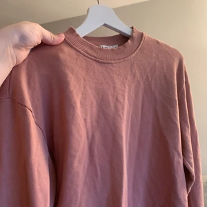 Rosa/beige sweatshirt - Rosa/beige sweatshirt med en ros på båda ärmarna från NAKD. Storlek M. Väldigt bra skick.