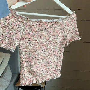 Blommig rosa topp - Säljer denna fina blommiga mönstrade topp från H&M💓✨ Skriv till mig privat om du vill köpa!!🥰 Det är en storlek S men eftersom den är så stretchiga så passar den någon med storlek M också. (Är själv en XS och den passar mig jättebra)