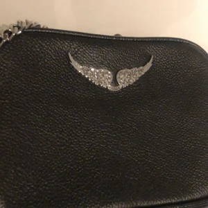 Zadig - Jätte fin Zadig väska som är äkta och har andvänt den en gång och är i bra skick. Den kostar vanligt vis 2300kr men jag tar den för 1000kr skriv om du är intresserad och man kan självklart med lappen och bägen man får med väskan för äkta het🤍