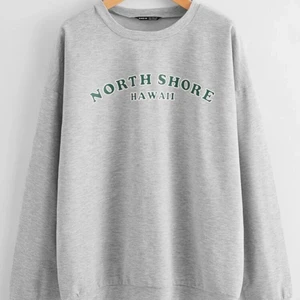 Tunn Slogan Sweatshirt  - Sweatshirt i mer ett t-shirt material, väldigt tunn men passar otroligt bra till sommaren, är aldrig använd utan hänger bara i garderoben just nu. Ser ut som de sweatshirts som finns i USA College/university sweatshirts. Lite typ vintage.