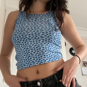 Topp - Supersöt topp från H&Ms barnavdelning och är i storleken 134/140 vilket motsvarar ungefär XXS. Tveka inte att höra av dig vid frågor eller fler bilder !!