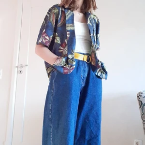 Baggy jeans - Köpte dessa på plick för 300kr men de är aldeles för stora så jag måste tyvärr sälja dom. Storleken är herr small. De är lite slitna längst ner(se bild 3). Skriv gärna om du har frågor😁