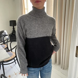 J lindeberg stickad tröja  - Jätte snygg stickad tröja från J Lindeberg. Grå och svart delad💕 