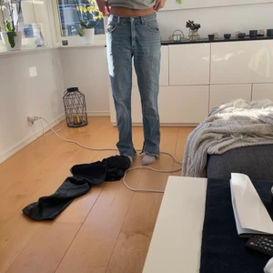 Jeans med slits - Jeans med en lite mörkare nyans av blå! Står inte storlek men passar 36-38