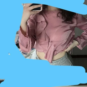 NA-DK rosa långärmad blus strl 36 - den sitter enligt din kropp, knappt använd 2-3 gånger Max, snören längst med armbågen till handleden så man justera längden 