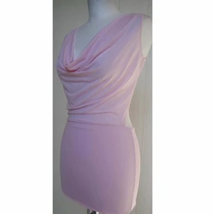 rosa strass klänning y2k la diva london - köptes från märket la diva london sent 90-tal/tidigt 2000tal. storlek S (34-36). möts upp (stockholm) eller fraktar 👾🖤