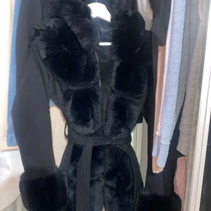 Säljer  - Min vinter päls jacka ( kappa) jätte skön känner sig som en björn kommer alldrig frysa ( har använt den max 2-3 månader. Köptde den för 2000kr säljer för 1000- 1500 kan snacka om priset. ( DM för meta bilder) 