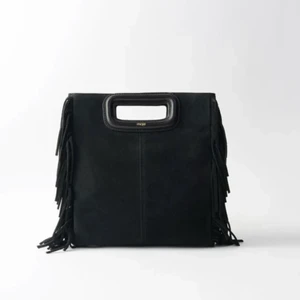 Maje väska  - Säljer min älskade maje väska, bra men använt skick såklart. Mellan storleken, kom med egna bud i till mig men rimliga :) köpt på nk i sthlm 