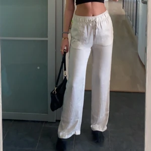 Byxor - Sköna och slutsålda byxor från HM, stog på lappen ”linnebyxor” men är 100% polyester, säljs då dem aldrig används och köparen står för frakten✨