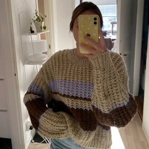 Stickad tröja - Jättemysig stickad tröja i beige,lila och brunt.