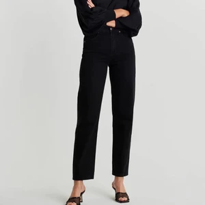 Svarta jeans från Gina tricot - Säljer mina svarta jeans från Gina trico i modellen 90s high Waist jeans.
