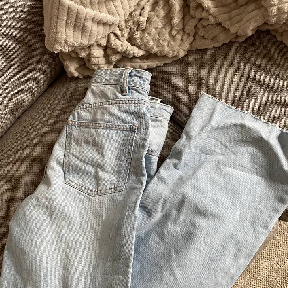 Hej! Säljer tyvärr dessa sjukt snygga byxor pågrund av fel storlek, har dessa i byxor i strl 34 och 36!! Dom är från Zara. Jeans & Byxor.