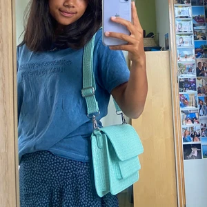 HVISK Cayman pocket väska - En turkos handväska från HVISK i modellen cayman pocket!💕💕💕 Så snygg & praktisk med justerbara band. Knappt använd och i bra skick, kontakta mig för fler bilder😚 Frakten kommer att vara spårbar💕📦