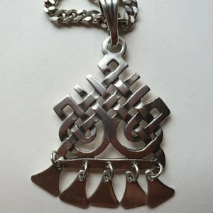 Vikinga halsband äkta silver 925 i en kedja - Snyggt vikinga hänge större modell,hänger I en grövre kedja,längd 50 cm