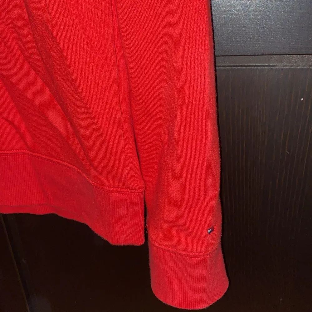 Säljer min röda Tommy Hilfiger sweatshirt. Bra skick. Storlek XS. Köparen står för frakten. Hoodies.