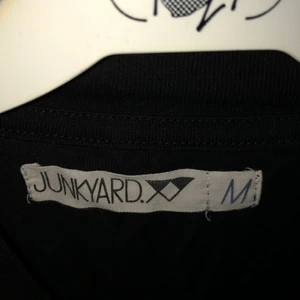 Långärmad från junkyard strl M - (Ingen fläck på tröjan bara ljuset som reflekterar på bilden) 