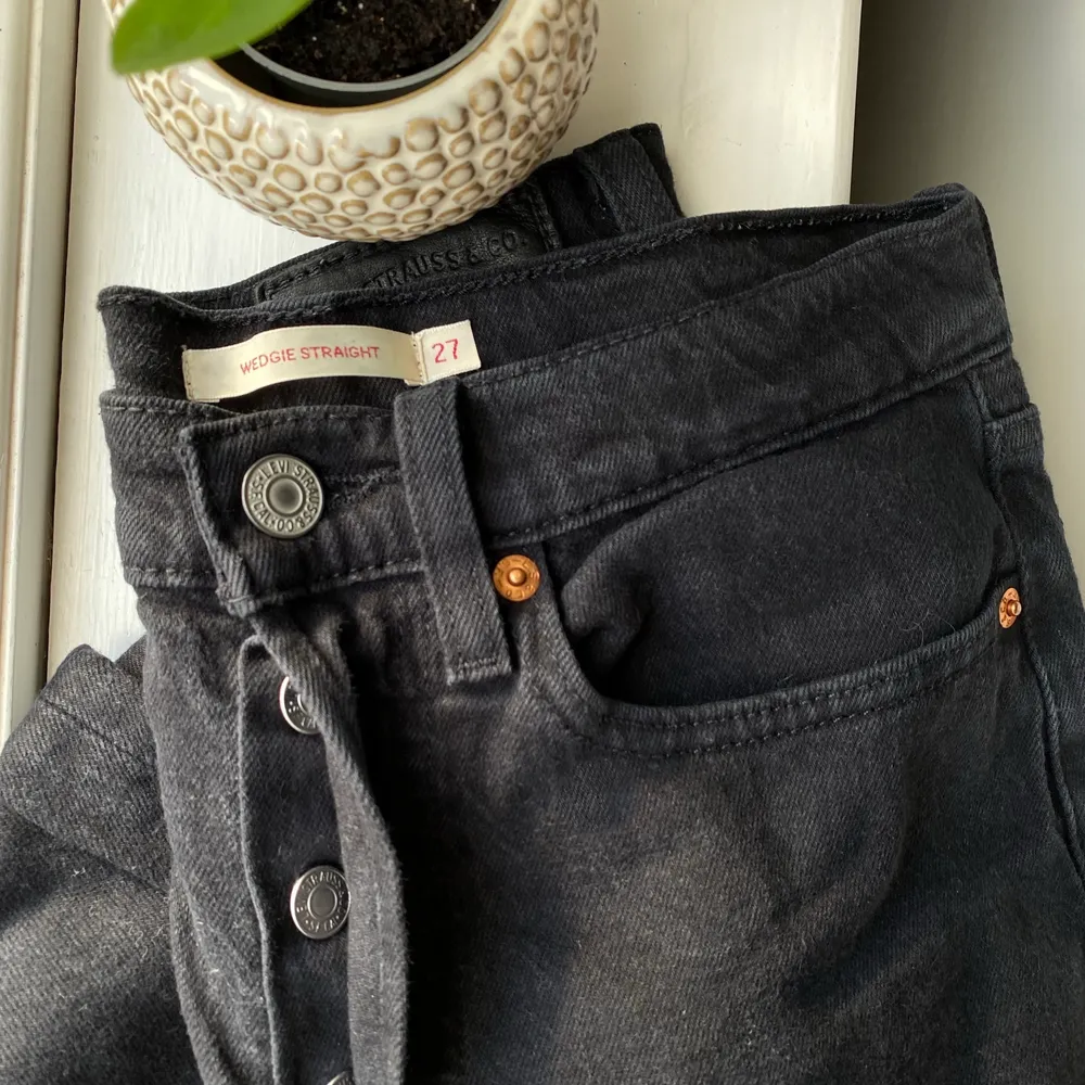 Levis jeans i modellen levi's wedgie straight jeans - black. Med knappar istället för dragkedja. Strlek W27 L30. Använd ett par fåtal gånger. Säljer då de blivit lite för små. Inköpta från Carlings för 1099kr🏋🏼😋 går lite över fotknölarna på mig som är 167. Jeans & Byxor.