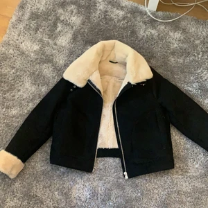 Mysig vinterjacka  - Intressekoll på min jättefina mysiga jacka! Köpte den förra året och har inte använt den mycket över huvud taget. Säljer den pågrund av att den inte riktigt är min stil. Den är i storlek m och den har inga skador💞 