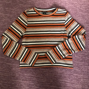 Orange Cropped Monki Tröja - Tröja som jag inte längre använder men är precis som ny. Den är croppad och är size Xs från Monki. Den är jätte fin och passar jätte fint med jeans eller svart/bruna färger :)