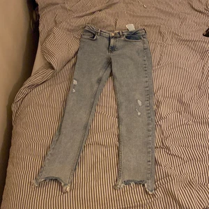 Ljus blå jeans  - Använd 1 gång, bra skick.