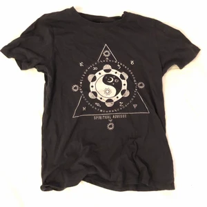 Gina tröja -  Passar XS-M beroende på hur man vill att den ska sitta!  Frakt inräknad i priset💞