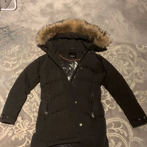 Hollies jacka - Hej! Jag säljer min Hollies jacka i modellen subway. Den är använd endast 1 vinter, den är i ny skick då jag tar hand om mina grejer. Jag har inga kvitton då jag inte tänkte sälja den vidare. Pris kan diskuteras