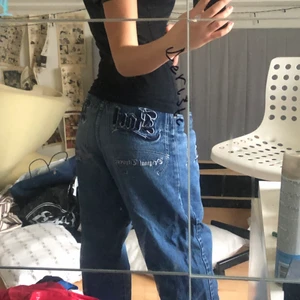 Baggy jeans med y2k prints  - Köpta på humana. Midjemått: 68 cm Längd: 72 cm Använda ett par gånger men dom är i bra skick. Nypris: 499kr. Bara ett pyttelitet hål vid nedre delen som fanns där redan när jag köpte dom, men inget man tänker på. Kom privat för för fler bilder.