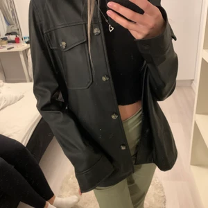 Skjortjacka i läderimitation  - Svart skjortjacka med knappar i läderimitation från Vero Moda, säljs för den inte kommer till användning, inga tecken på slitage🖤 Köpt för 650kr