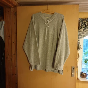 Vintage Rock tröja - Supersnygg tröja från Rocky,grå med snörning,stl XL,såldes på JC förr