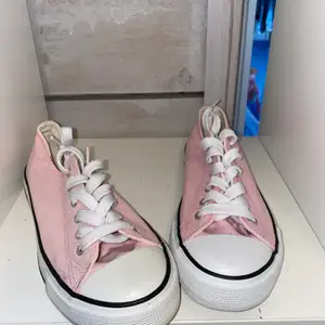 Fina rosa sneakers från lager 157