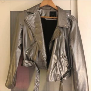 Silvrig jacka  - Silvrig skinnjacka från zara. Storlek L så sitter snyggt och lite större på mig som har S💕💕💕 frakt tillkommer!
