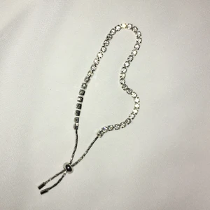 Armband strass - Jättefint glamoröst armband med glimmande stenar. Använt vid ca 3 tillfällen men är inte min stil längre. 